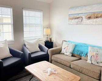 The Blue Haven - Cute Beach Bungalow With Easy Access to Sand and Gulf Waters! - Surfside Beach - Living room