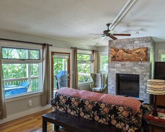 2BD/2BA Rooster house, mountain view - Waynesville - Huiskamer