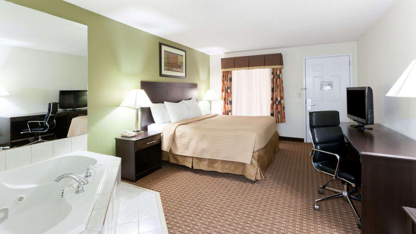 Super 8 by Wyndham Decatur/Dntn/Atlanta Area