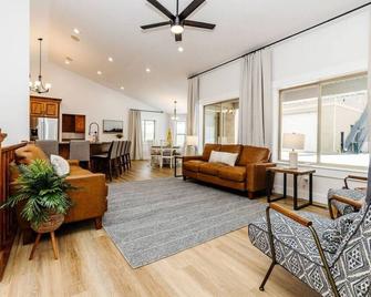 Family Fun with Adventure AND Relaxation! Fun Factory, Hot Tub, and Style Galore - North Logan - Living room