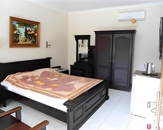 Hotel Safari - Jember - Спальня