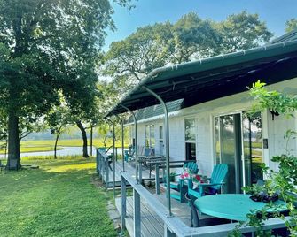 Cottage on Beach front Estate with Dockage .Walk to Village - Greenport - Patio