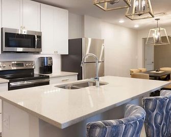 Studio sleeps 4; kitchen - 1 partial; bedding includes 1 king bed, 1 sofa bed - Charleston - Kitchen