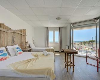 هوتل كاميل - سانت- ماري-دو-لا-مير - غرفة نوم