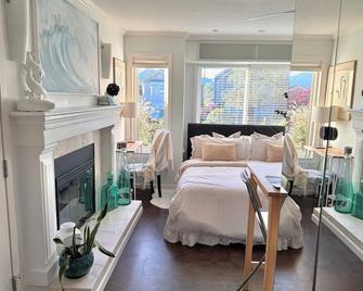 Park Side Getaway! Beautiful studio next to park. - Burnaby - Bedroom