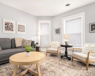 Remodeled Washer Dryer Mins to Beach & Downtown - Michigan City - Living room