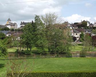 Small Half-timbered norman house in village with all convenience store - La Vieille-Lyre - Vista del exterior