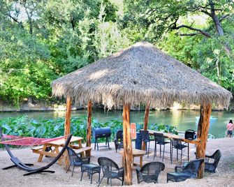 Romantic Getaway Cabin on Creek! Relax and unwind surrounded by nature! - RC10 - Converse - Patio