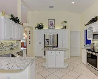 Endless Summer - Private Villa - Rotunda West - Kitchen