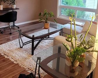 Newly furnished cottage style comfy home near downtown Chatham - Chatham-Kent - Living room
