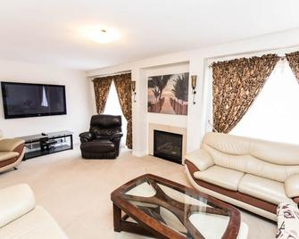 Fallsview Family Home - Niagara Falls - Living room