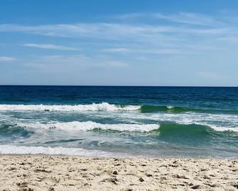 Waterfront Beach Home with Dock in the Hamptons - East Quogue - Playa
