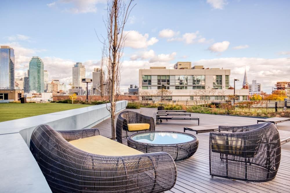 Dreamy LIC 2BR w/ W/D, Elevator & Doorman, near East River, by Blueground - קווינס - מרפסת