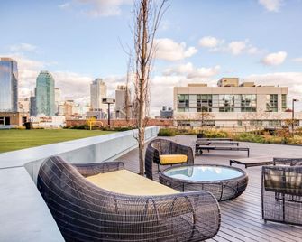 Dreamy LIC 2BR w/ W/D, Elevator & Doorman, near East River, by Blueground - Queens - Balkong