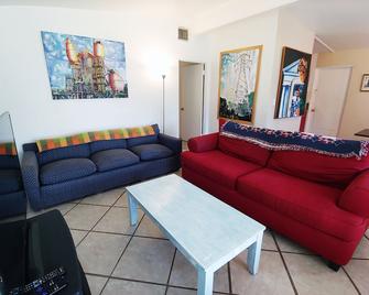 Mid Century Charm! Ksc,port Canaveral,cocoa And Bio-Lume Kayak,pet Friendly! - Titusville - Living room