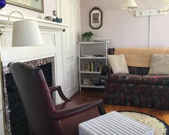Chatham Village - Adorable Studio Apartment in Antique Home - Chatham - Living room