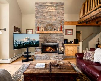 6 Mountain Home Road 4 Bedroom Home by Moonlight Basin Lodging - Big Sky - Living room