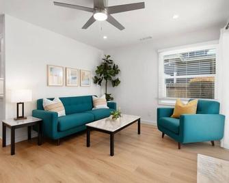 Missouri St · 5 Mins to Beach! New 3bd Getaway / Central AC! - San Diego - Sala de estar