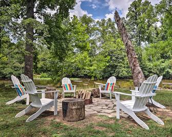 Cozy Smoky Mtn Retreat on River with Fire Pit and Deck - Townsend - Patio