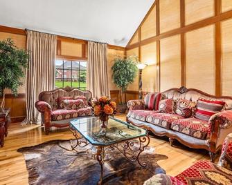 Lovely 5Bed, 3-FullBath ! 5min to free way I-85 - Lawrenceville - Living room