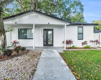 Modern Home with large private yard - Next to downtown & beach & airport - Pet friendly - Fort Lauderdale - Bygning