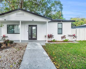 Modern Home with large private yard - Next to downtown & beach & airport - Pet friendly - Fort Lauderdale - Edificio