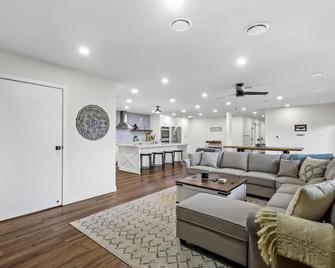 Luxury Brazos River Retreat - Cleburne - Obývací pokoj