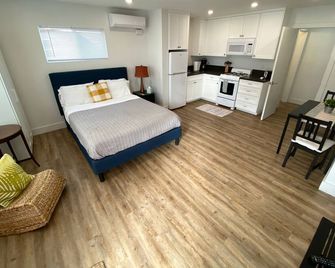 30’ From Sand- Studio Full Bath/Kitchen/In-Unit Laundry & Garage - San Diego - Bedroom