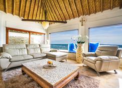 Absolute Oceanfront 2 Bedroom Villa - Manggis - Living room