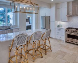 Timeless Lux Villa - with Parking & Walk to River Street - Savannah - Kök