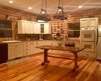 Secluded, Private 5000 Square Foot Luxury Lodge Located On 20 Wooded Acres. - Кембридж