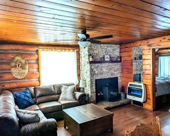 Cozy Cub Log Cabin - Year Round Tranquil Beauty - Pinetop-Lakeside