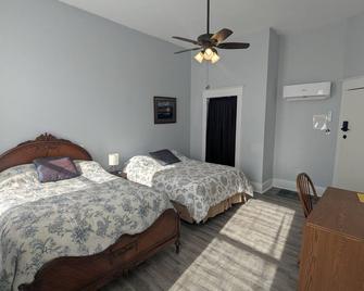 Private Studio with 2 Full Beds - Robinson