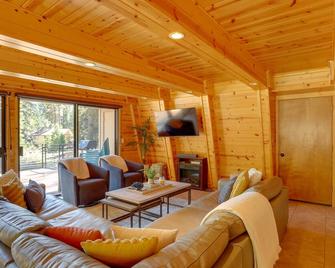 Westwood Lakefront Cabin with Hot Tub and Boat Dock! - Westwood - Sala de estar