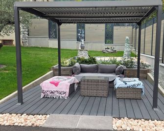 Cosy gite in Savoie, 7 km from Albertville. Pets allowed - Tournon - Innenhof