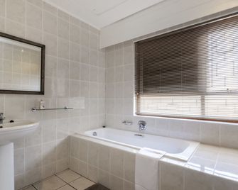 Admirals Lodge Guest House and Brightways self catering apartments - Port Elizabeth - Bathroom