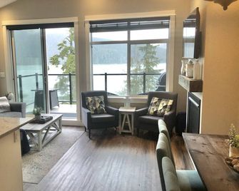Sandy Feet Retreat Port Renfrew- Oceanfront 2BR modern cottage - Port Renfrew - Wohnzimmer