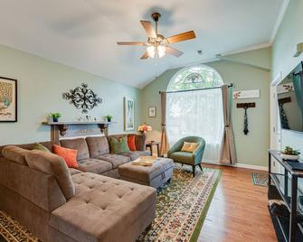 Special Dec Discounted Rates for Comfort & Joy and All the Details You'll Love - Spring Hill - Obývací pokoj