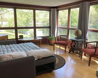 Escape to your private lakeside estate! Family & dog friendly, wildlife viewing! - Wingdale