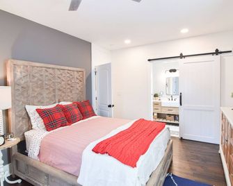 Newly remodeled luxury cottage in Belmont, NC Walk to Kevin Loftin Park - Belmont - Habitación