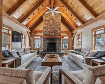 Village Lodge - Spacious contemporary home in the Village! - Stowe - Living room