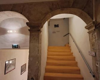 Hotel L'herbier D'orange - Orange - Stairs