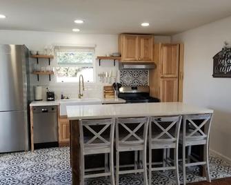 Jacuzzi, Pet Friendly Trendy Home, Short Drive To Monterey Attractions! - Seaside - Kitchen