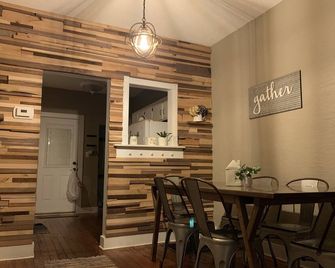 Newly remodeled KCMO Bungalow, near Plaza & Westport in Kansas City - Kansas City - Comedor