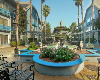 Azure Hotel & Suites, Trademark Collection by Wyndham - Ontario - Innenhof