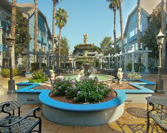 Azure Hotel & Suites, Trademark Collection by Wyndham - אונטריו - פטיו