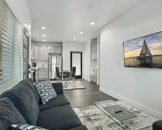 New 2Br2Ba Guest House - Woodland - Living room