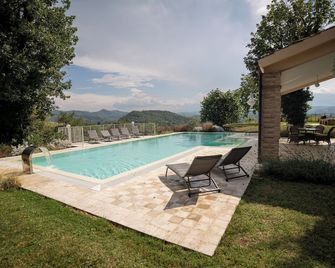 Secluded Marche Hillside Retreat — shared pool, estate grounds & alfresco dining - Amandola - Piscina