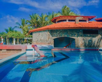 Las Olas Beach Resort - David - Pool