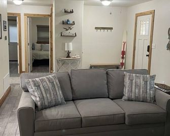 Pond view! - Kingston - Living room